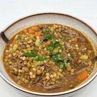 Linsensuppe mit ochsenschwanz und fregola sarde