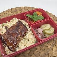 Bento nr. 826 rippchen mit salat.