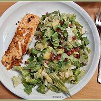 Lachsfilet mit endivien - kartoffelsalat und speckwürfelchen