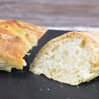 Selbstgemachtes frisches Baguette