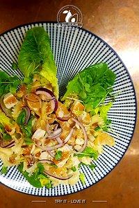 Sesam-Hühnchen-Nudel-Salat mit Ingwer-Dressing