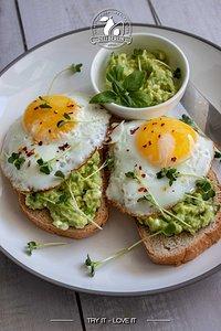 Avocado-frühstücks-brot mit frischer kresse: ein gaumenschmaus für genießer