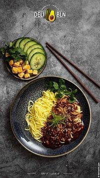 Vegane jajangmyeon (nudeln mit schwarzen bohnen)