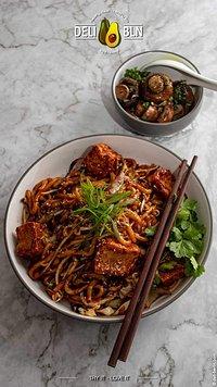 Aromatische Udon-Pfanne mit Tofu-Puffs