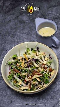 Erfrischender kresse-salat mit birne und apfel