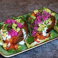 Süßkartoffel-Birnen-Salat mit Ziegenkäse auf Spinat