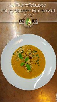 Vegane Süßkartoffelsuppe mit geröstetem Blumenkohl