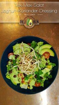 Tex-Mex-Salat mit cremigen Joghurt-Koriander-Dressing