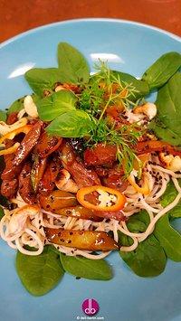 Kung pao mit rindfleisch und zucchini – chinesisch gong bao