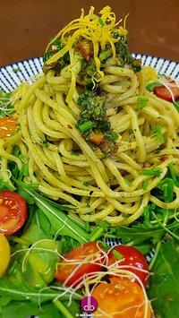 Pasta mit Rucola-Pesto und Erbstück-Tomaten