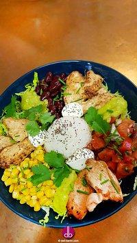 Mexikanische Hähnchen-Burrito-Bowl mit Guacamole