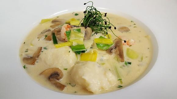 Hechtklößchen-Suppe mit Krebsen und Champignons