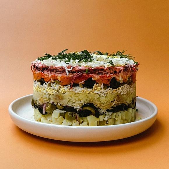 Schichtsalat mit oliven und ana romas