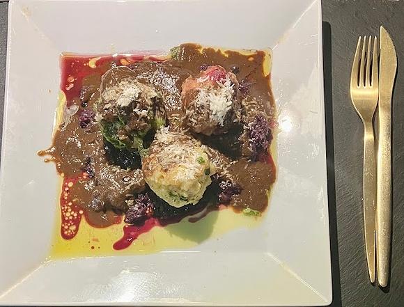 Knödel auf Rotkohl mit Sauce