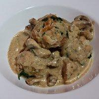 Bayerische Semmelknödel mit Pilzragout