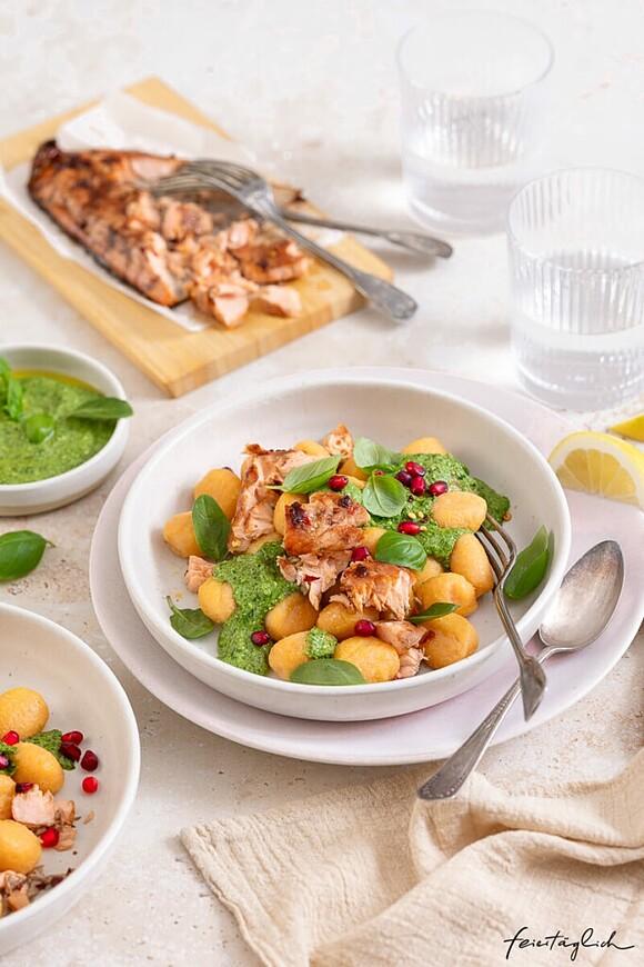 Süßkartoffelgnocchi mit Ofenlachs und Spinat-Basilikum-Pesto