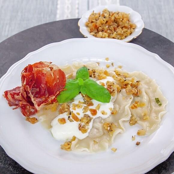 Frischkäse-Teigtaschen mit Walnuss-Zatar-Bröseln