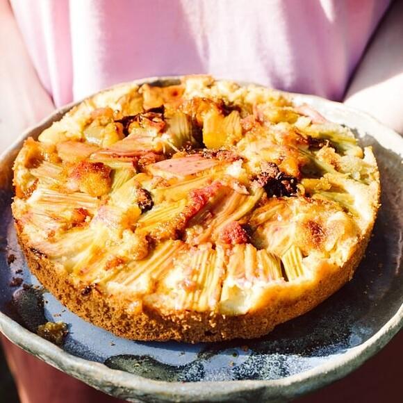 Rhabarberkuchen mit Karamellsauce