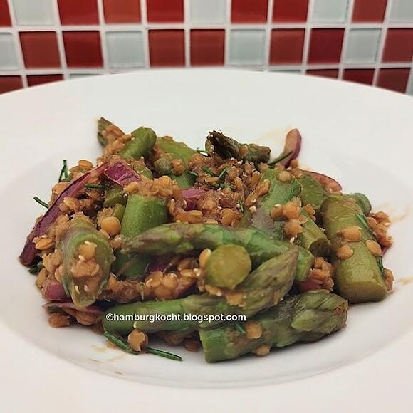 Spargelsalat mit roten Linsen