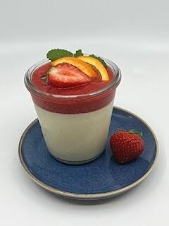 Joghurt-Orangen-Mousse mit Erdbeersoße