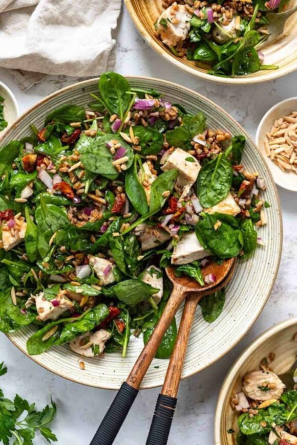 Salat mit hähnchenbrust, dinkel, getrockneten tomaten und mandeln