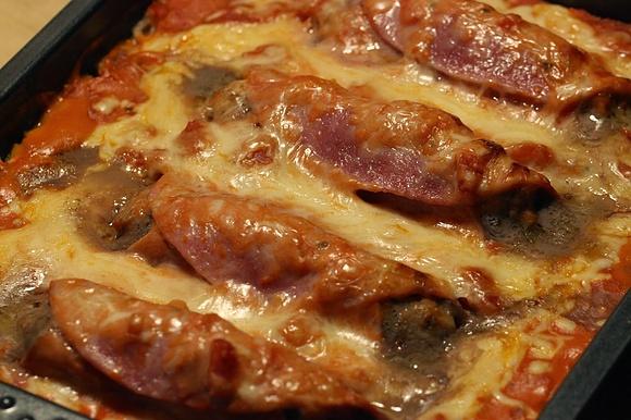 Schinken-Hack-Röllchen mit Tomatensoße auf Reis