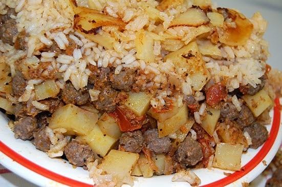Kokos-Kartoffeln-Hackfleisch mit Reis in Tomatensauce