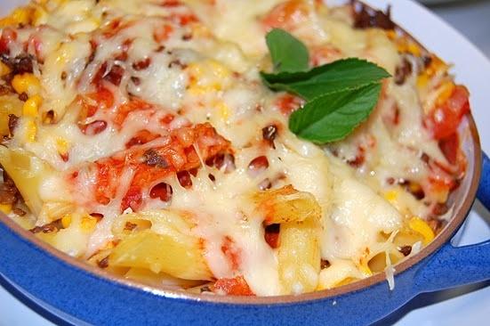 Nudelauflauf mit Mais und Tomaten