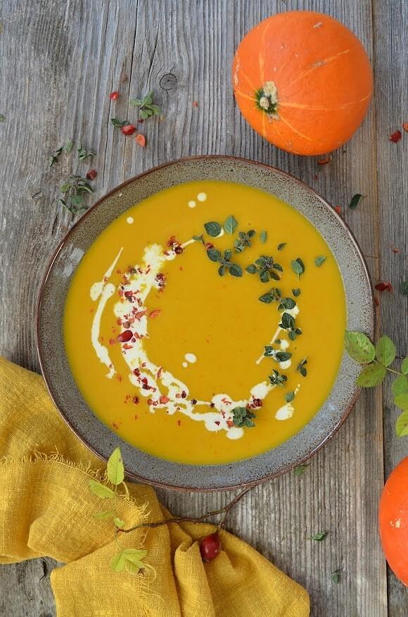 Kürbissuppe und Fladenbrot für Halloween