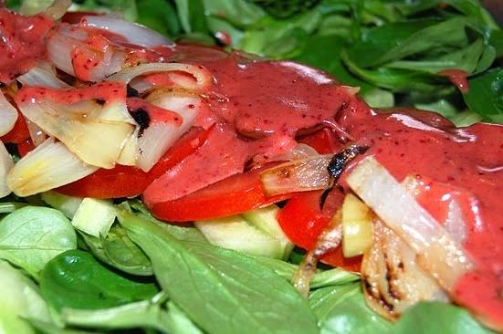 Gemischter Salat mit Erdbeer-Senf-Sauce