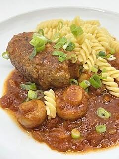 Schwarzwälder hackroulade mit tomatensoße und pilzen