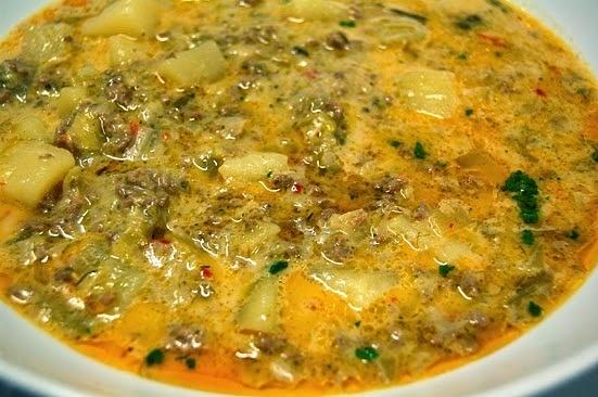 Leichte gelbe käsesuppe mit lauch und kartoffeln