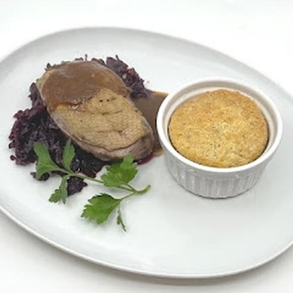 Entenbrust mit kirschrotkohl, glühweinsoße und mandel-soufflé