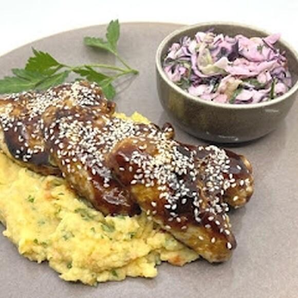 Leckere hühnerflügel aus der heißluftfritteuse mit kartoffelbrei und salat