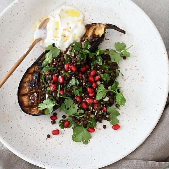 Geschmorte aubergine mit linsen-kräuter-salat & joghurt