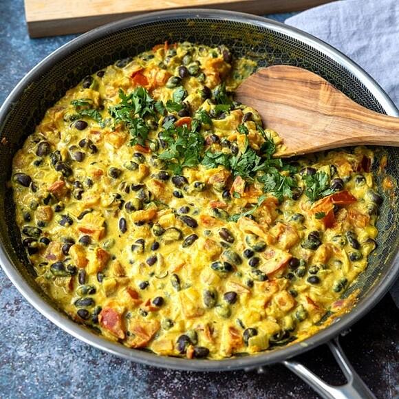 Schwarze Bohnen-Curry mit Süßkartoffeln