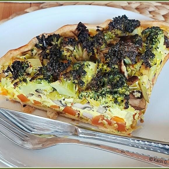 Herzhafte quiche mit brokkoli, pilze, möhren und kasseler