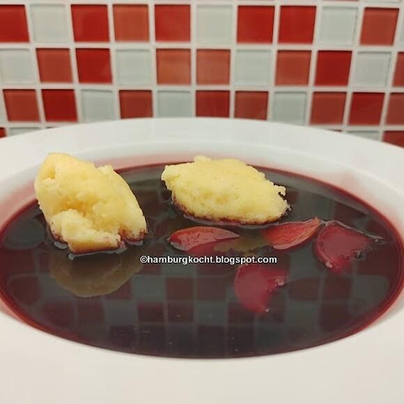 Fliederbeersuppe mit Grießklößchen und Apfelspalten