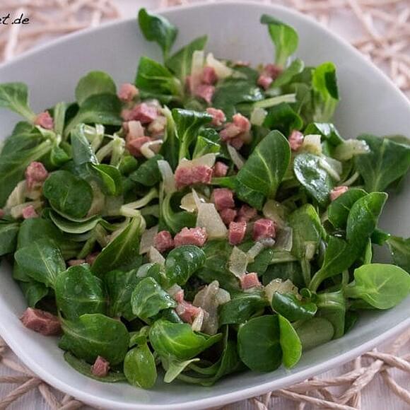 Feldsalat mit Speck und Brühe