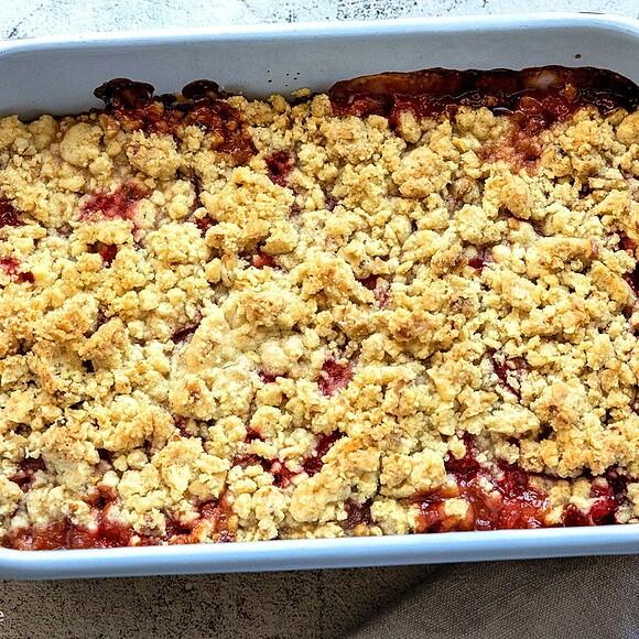 Rhabarber-Crumble mit Vanilleeis