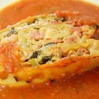 Nudel-Strudel auf Tomatensauce