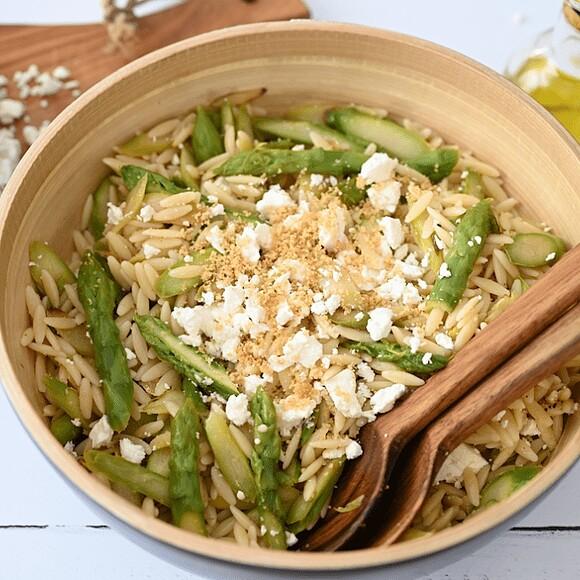 Kritharaki-Salat mit grünem Spargel und Feta
