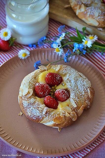 Puddingteilchen mit Erdbeeren