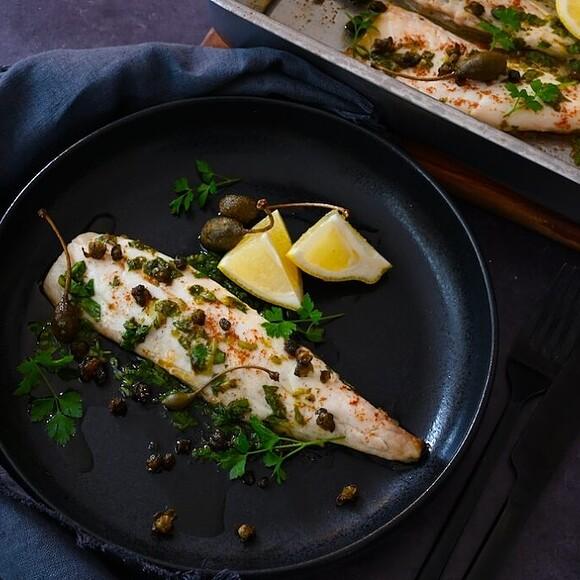 Fisch mit brauner butter, salsa und knusprigen kapern