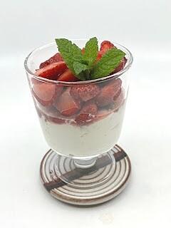 Stracciatella-Quark mit frischen Erdbeeren
