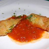 Frühlingsrollen mit Gemüsefüllung an süßsaurer Sauce