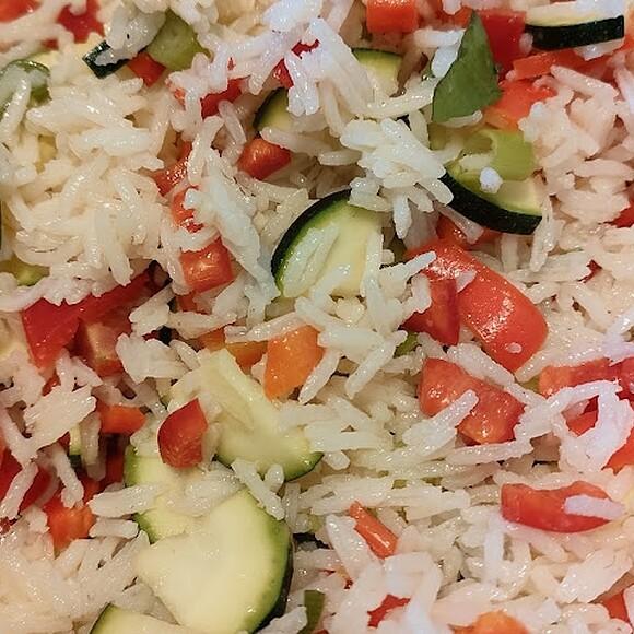 Sommerlicher Reissalat mit Gemüse