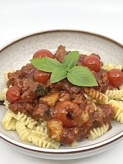 Mediterrane pasta mit salsiccia, zucchini und kirschtomaten