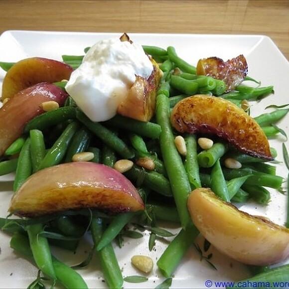 Grüne bohnen mit gebratenen nektarinen und burrata