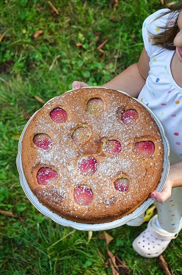 Sommerobst und kindheitsliebe: versunkener pfirsichkuchen